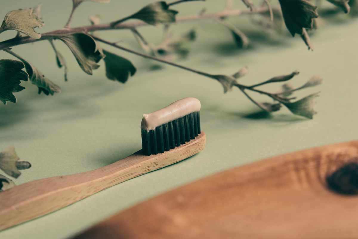 Il dentifricio rivoluzionario che elimina le carie, scopri il metodo fai da te