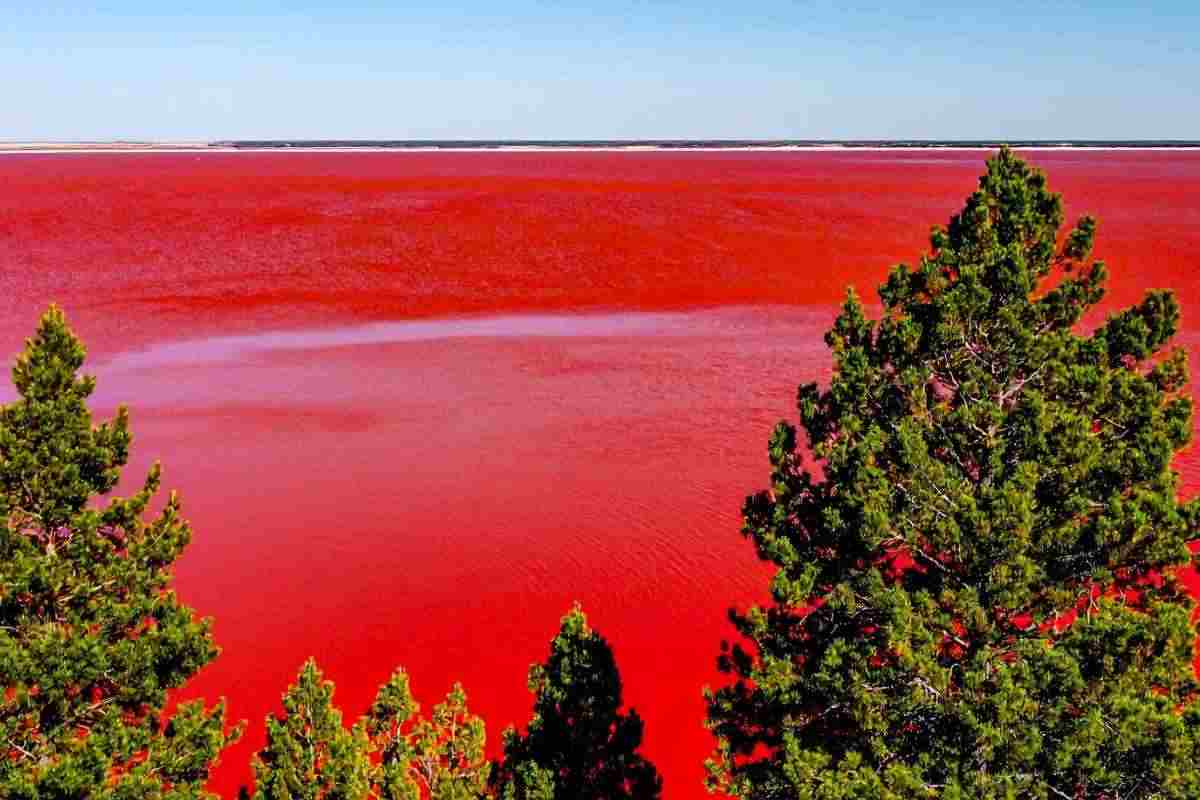 Il lago che cambia colore con le stagioni: ecco come mai succede