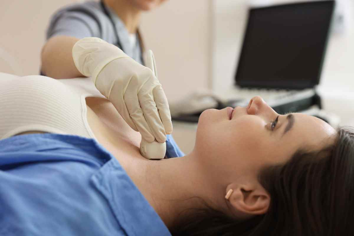 Cancro alla tiroide, il sintomo insospettabile che troppi sottovalutano
