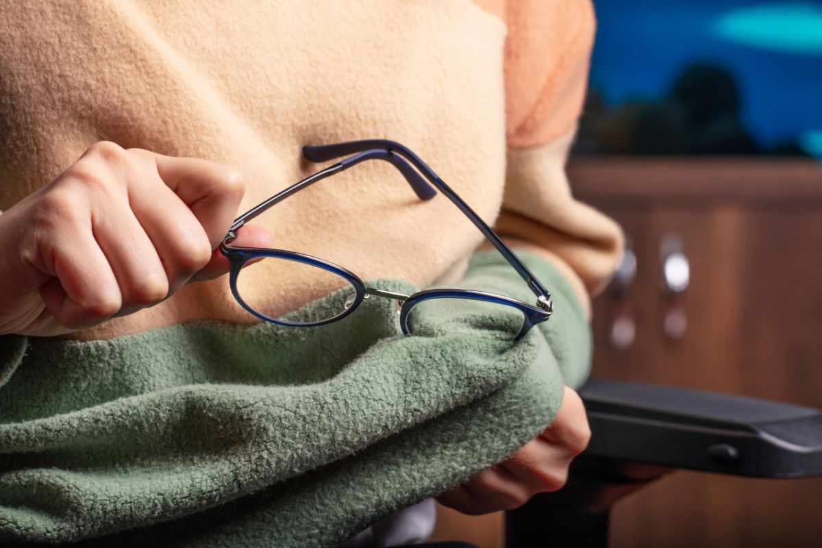 Se pulisci gli occhiali così stai sbagliando