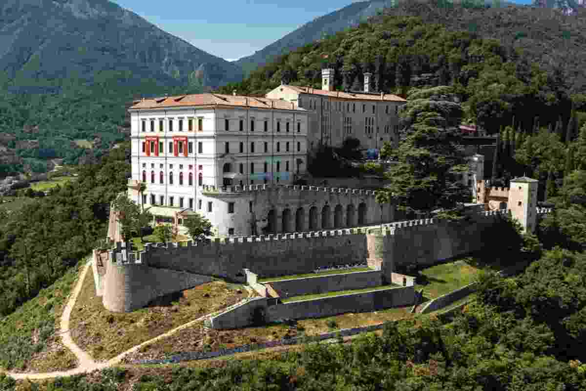 Il borgo è facilmente raggiungibile in auto tramite l’autostrada A27 Venezia-Belluno, uscita Treviso Sud, quindi seguendo le indicazioni