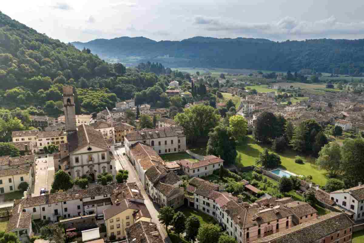 Il borgo si estende su 28,81 km² a un’altitudine di 261 metri s.l.m., in una vallata chiusa a nord dalle Prealpi Bellunesi e a sud dalle colline