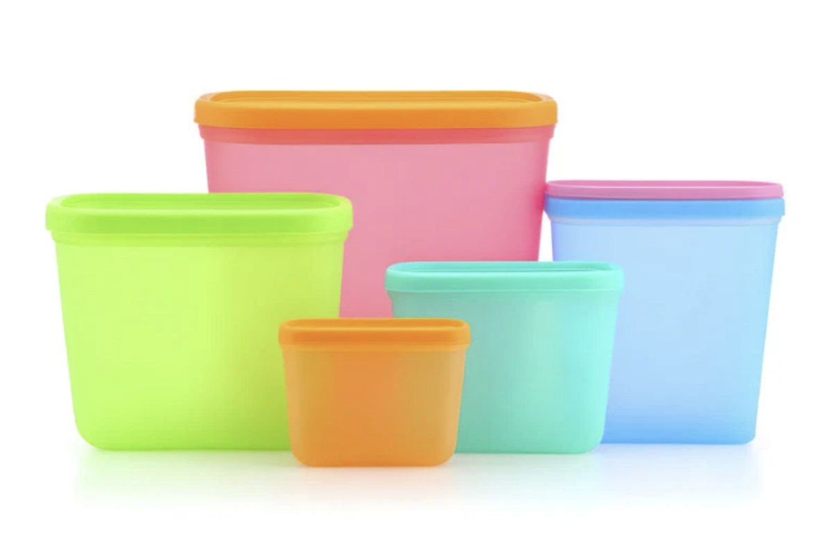 La loro pulizia può risultare complicata, soprattutto quando entrano a contatto con sughi, cibi oleosi o alimenti particolarmente coloranti