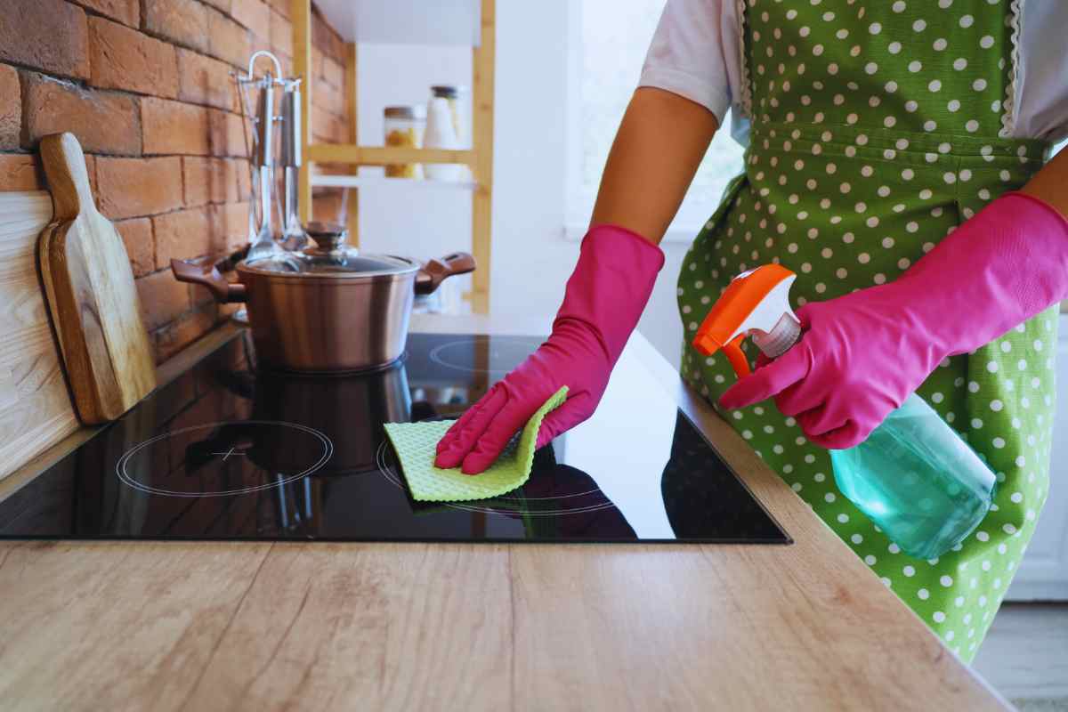 Mobili della cucina appiccicosi, la colpa è del grasso: come rimuoverlo