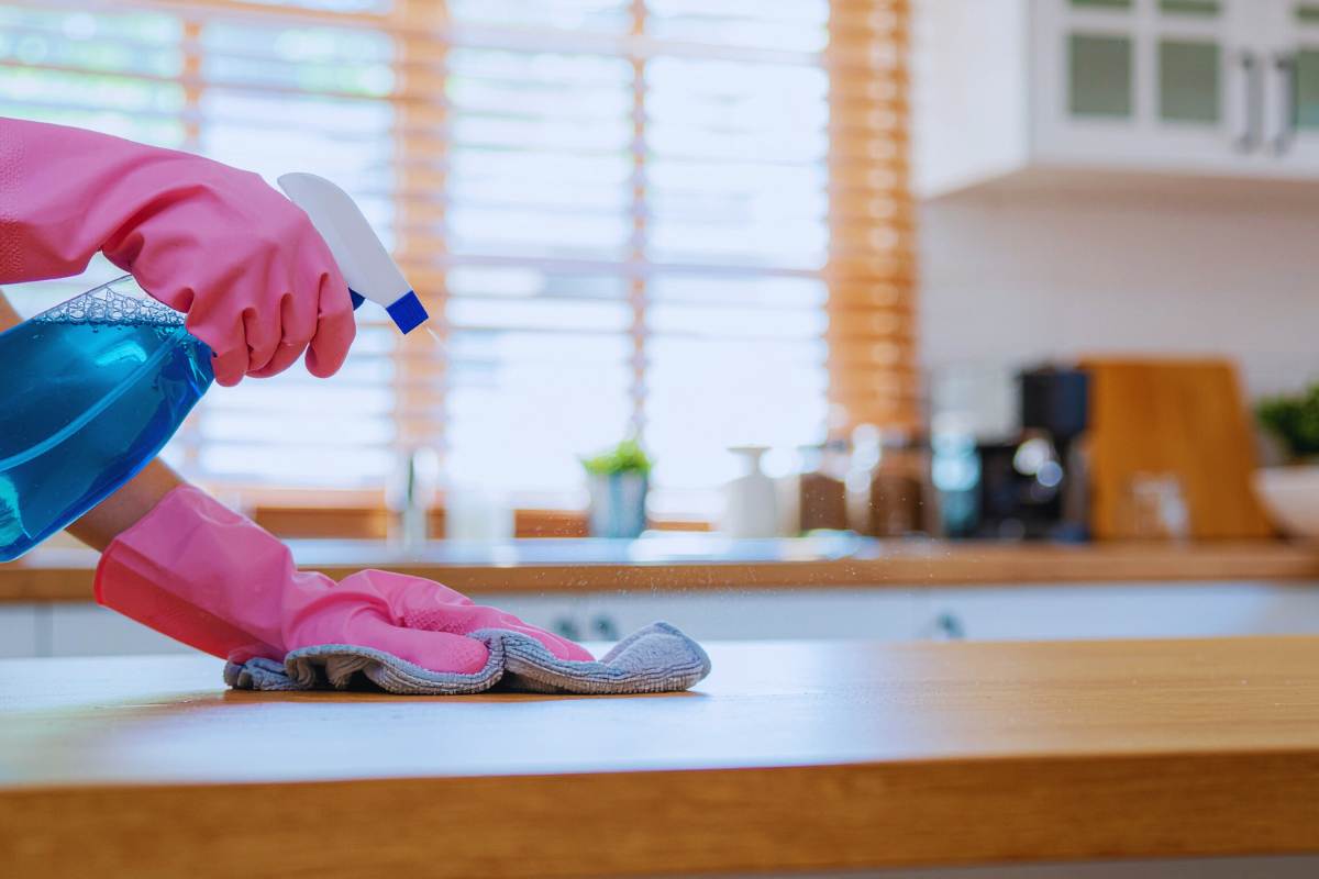 Mobili della cucina appiccicosi, la colpa è del grasso: come rimuoverlo