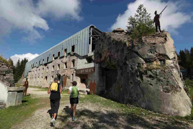 Case di pietra e legno, laghetti e montagne innevate