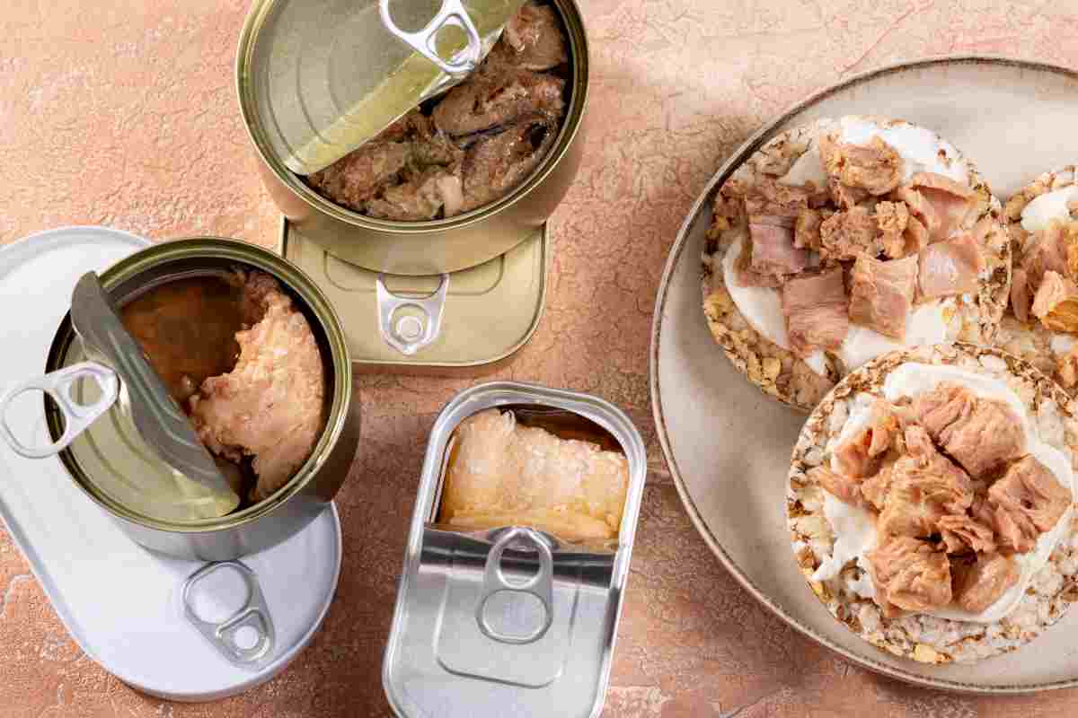 il tonno in scatola sulle tavole