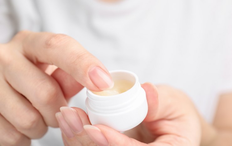 vaselina barattolo mani